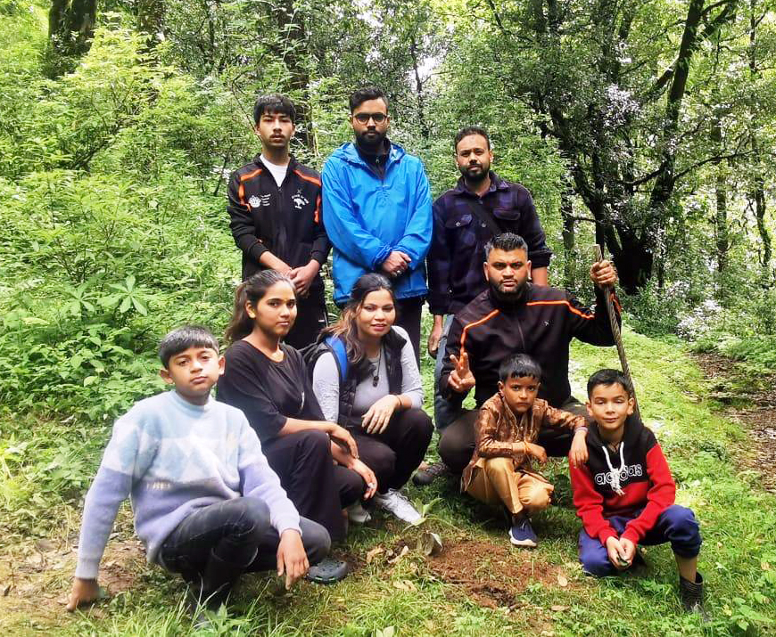 अयारपाटा क्षेत्र में पौधरोपण करते बच्चे।
