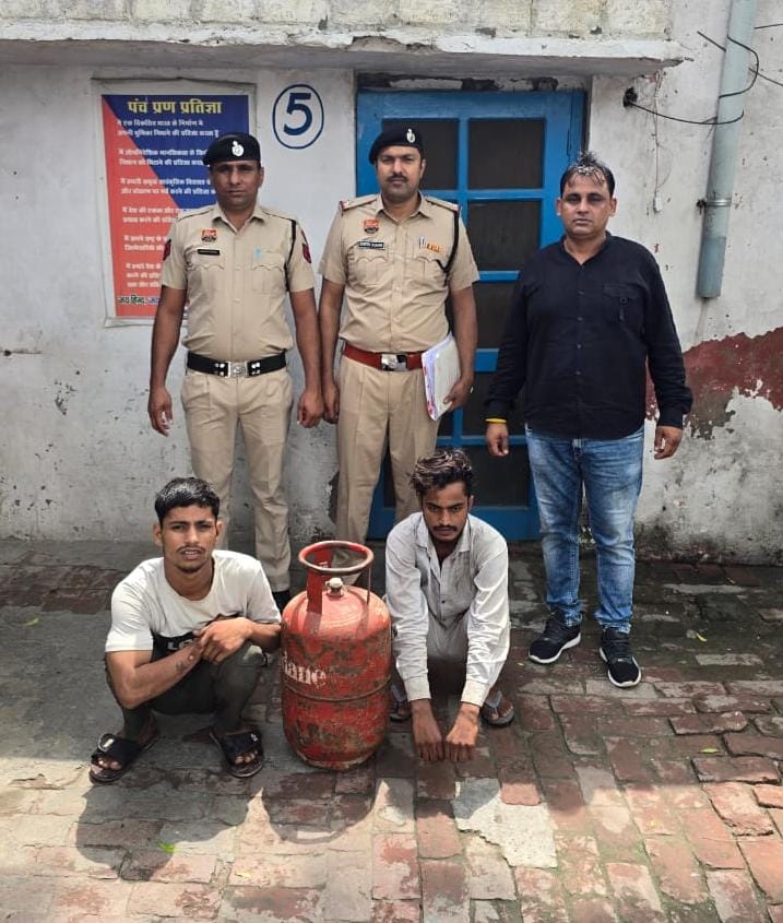 पुलिस हिरासत में घरों में चोरी करने वाले आरोपी पुलिस हिरासत में घरों में चोरी करने वाले आरोपी
