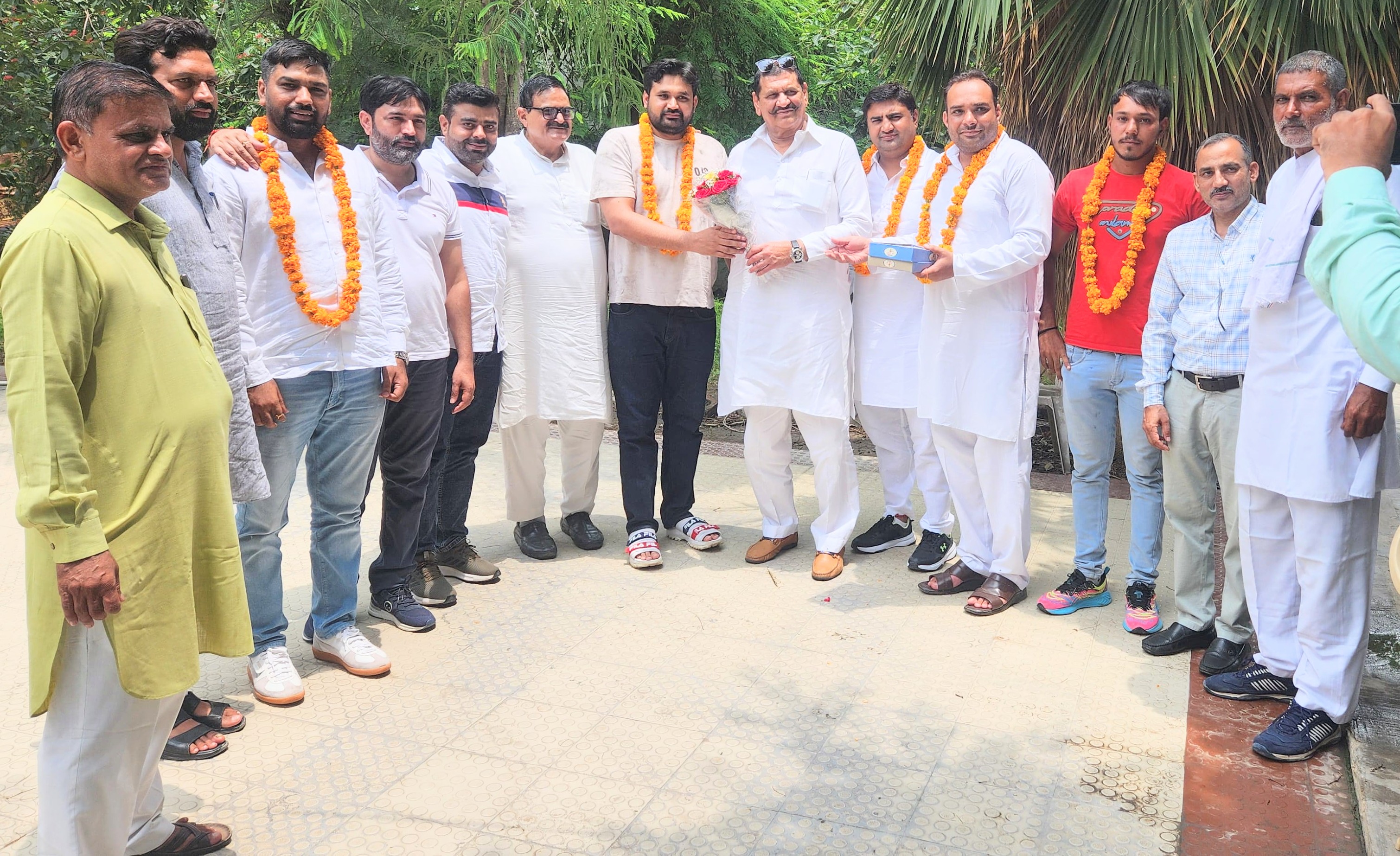 युवा कांग्रेस पदाधिकारियों का अभिनंदन करते पूर्व विधायक राजेंद्र जून।