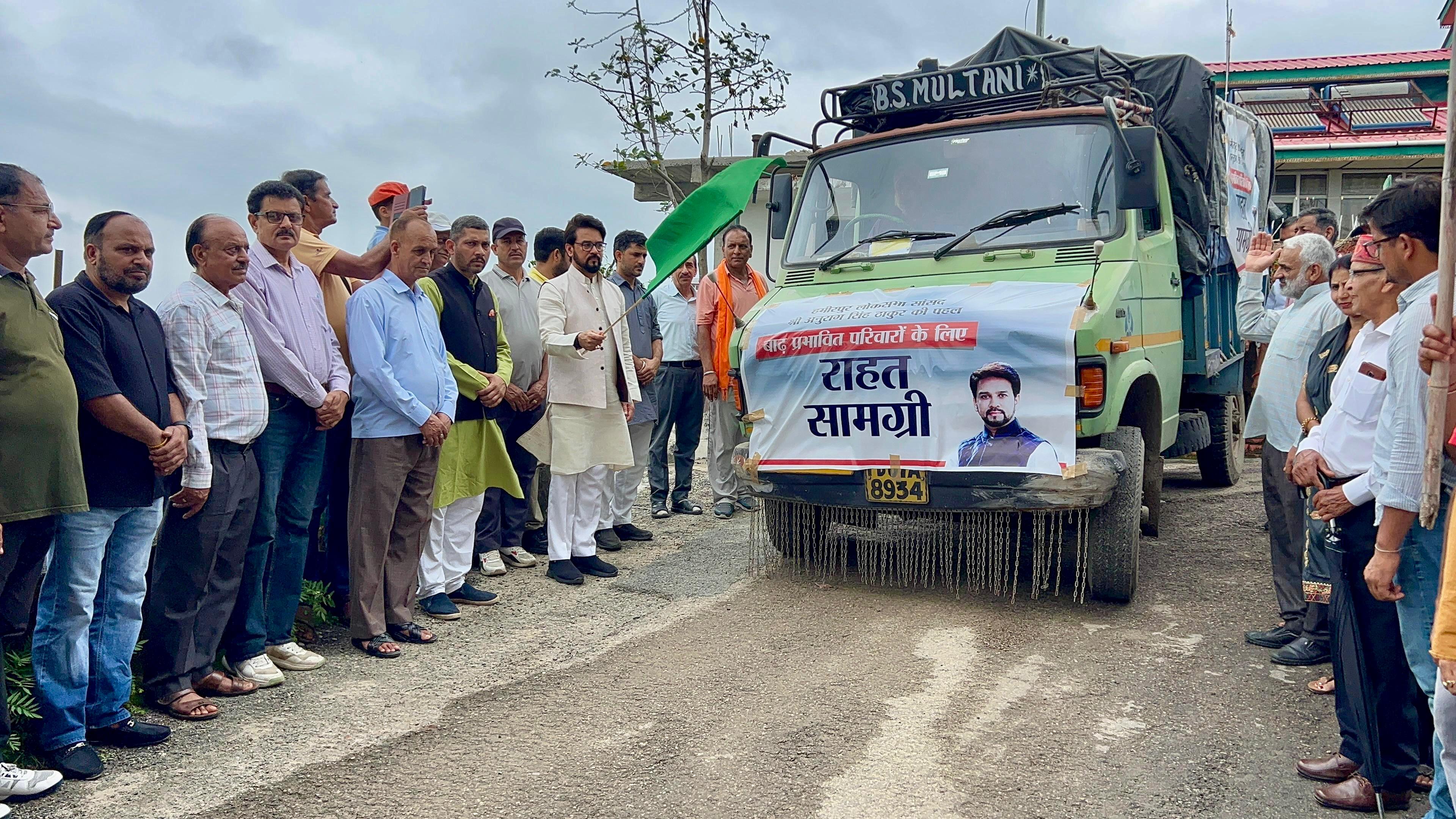 सराज की ज़रूरतमंद जनता के लिए 800 तिरपाल सराज की ज़रूरतमंद जनता के लिए 800 तिरपाल