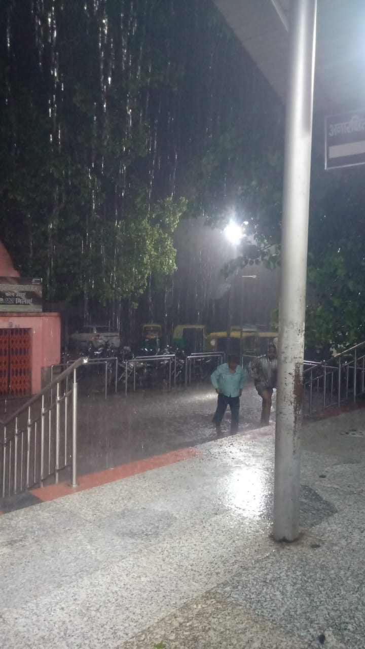 वाराणसी में बारिश का नजारा