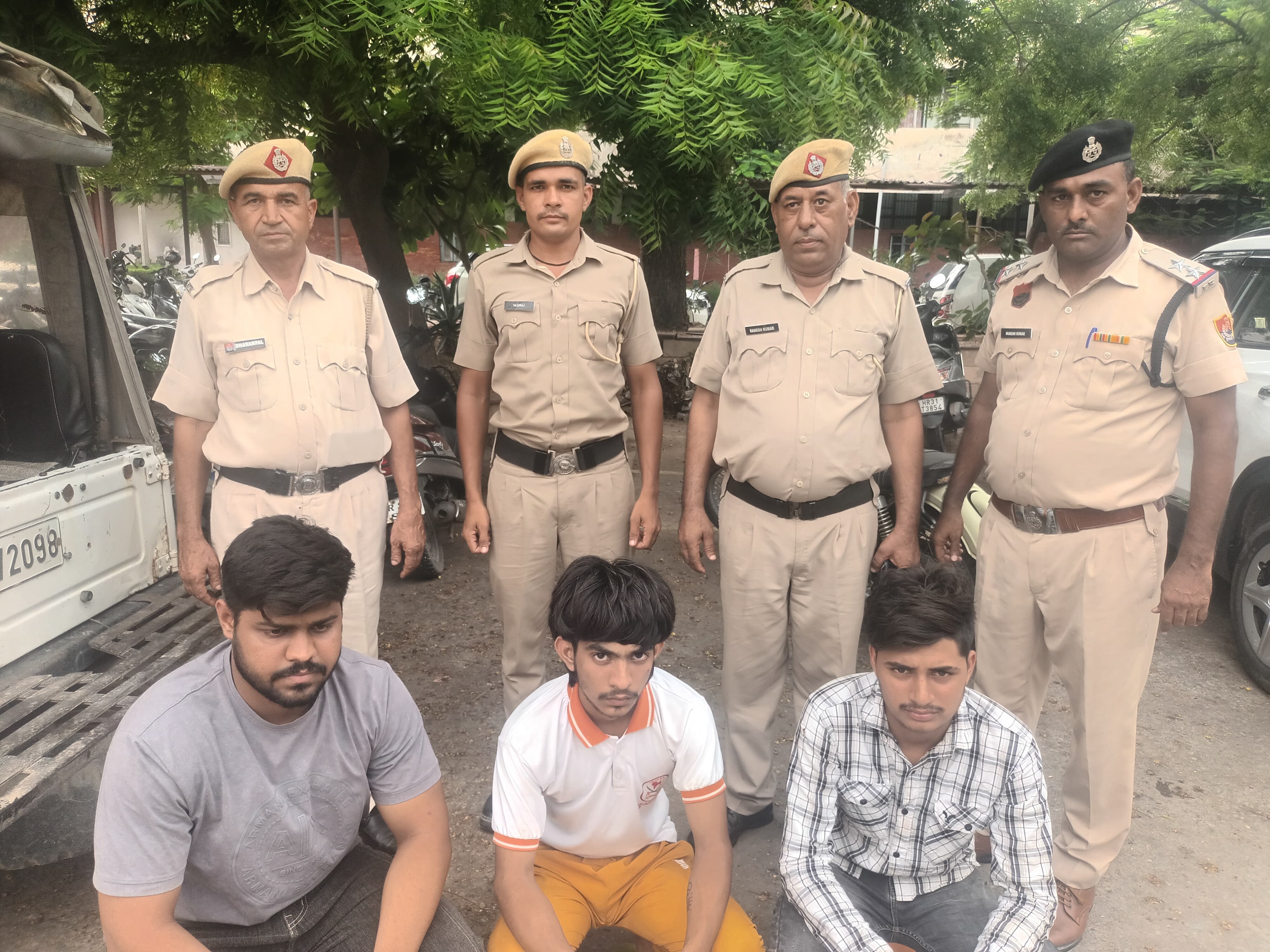 पुलिस गिरफ्त में तीन आरोपित।