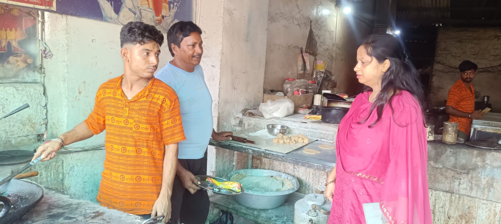 जांच करते अधिकारी जांच करते अधिकारी