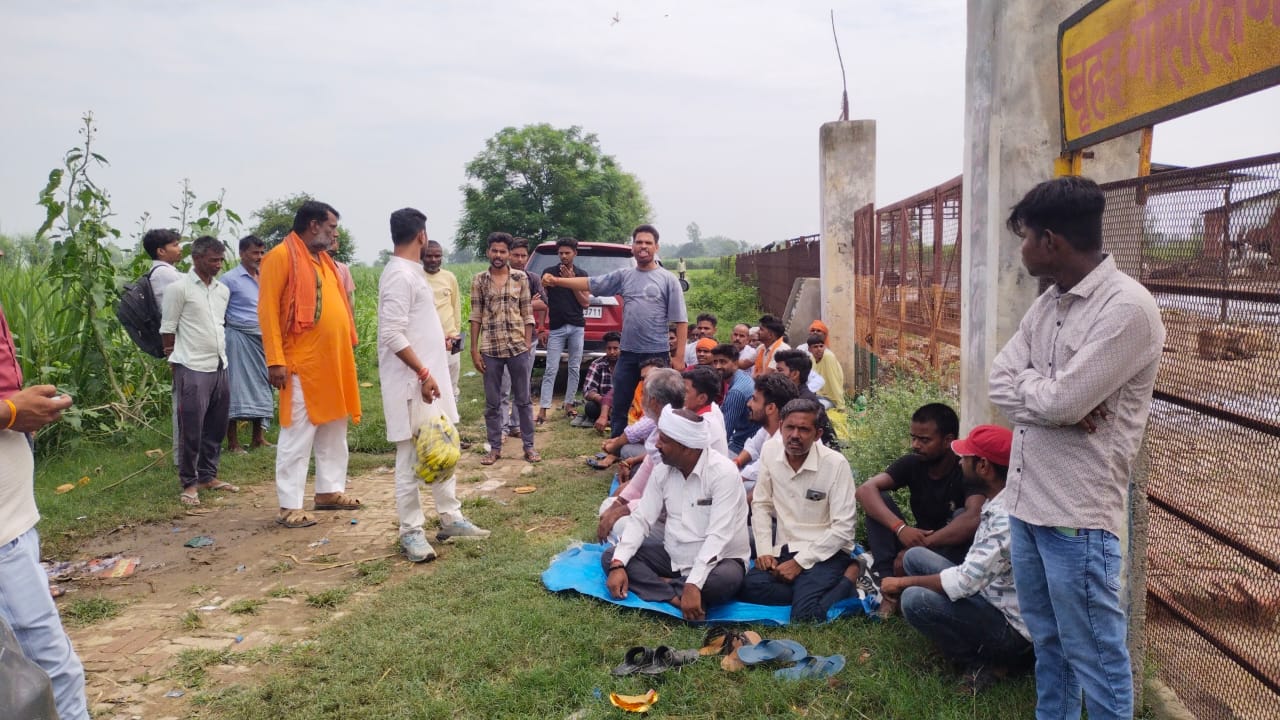 पशु आश्रय स्थल के बाहर धरना देते  बजरंग दल के कार्यकर्ता