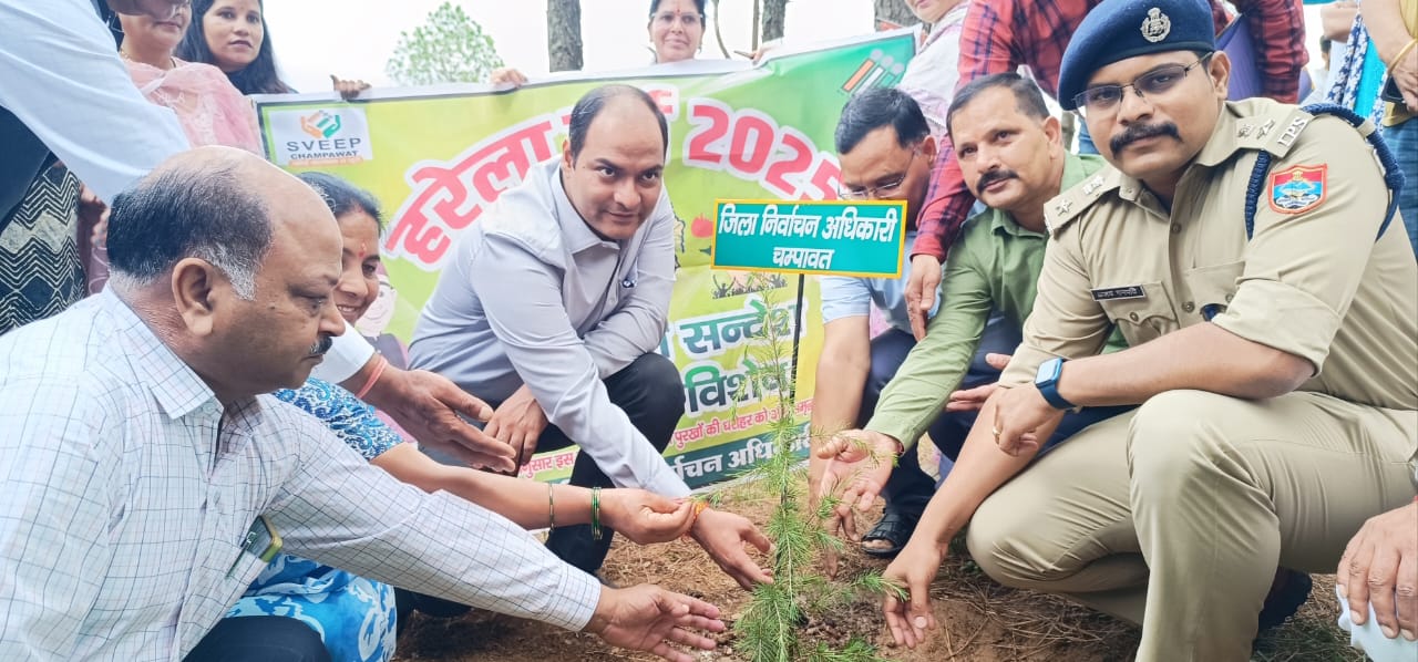 हरला पर्व के अवसर पर पौधारोपण करते हरला पर्व के अवसर पर पौधारोपण करते