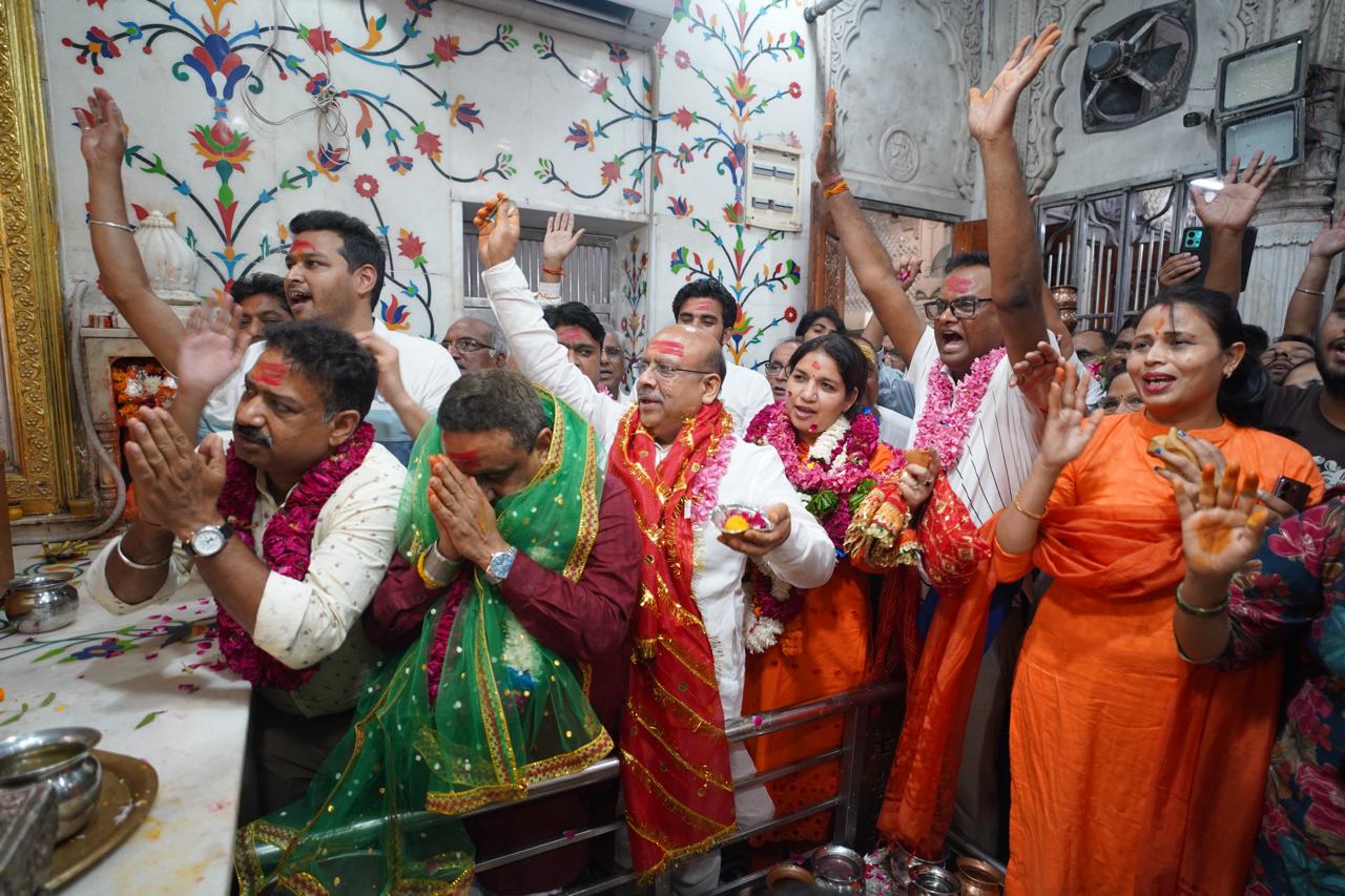 चांदनी चौक के गौरी शंकर मंदिर में बुधवार को भगवान शिव के जयकारे लगाते विधानसभा अध्यक्ष विजेंद्र गुप्ता