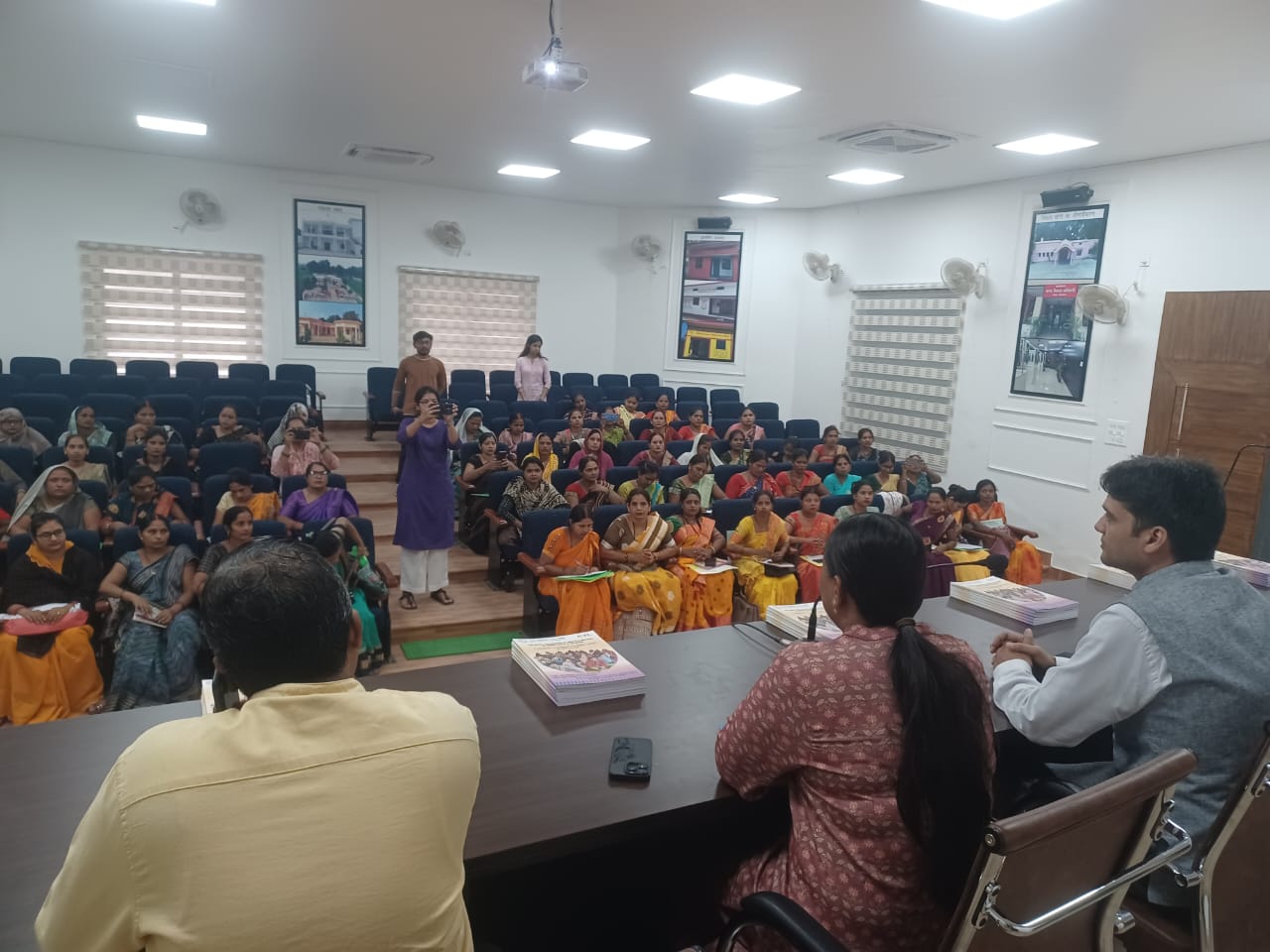 प्रयागराज विकास भवन में आयोजित कार्यशाला का छाया चित्र प्रयागराज विकास भवन में आयोजित कार्यशाला का छाया चित्र