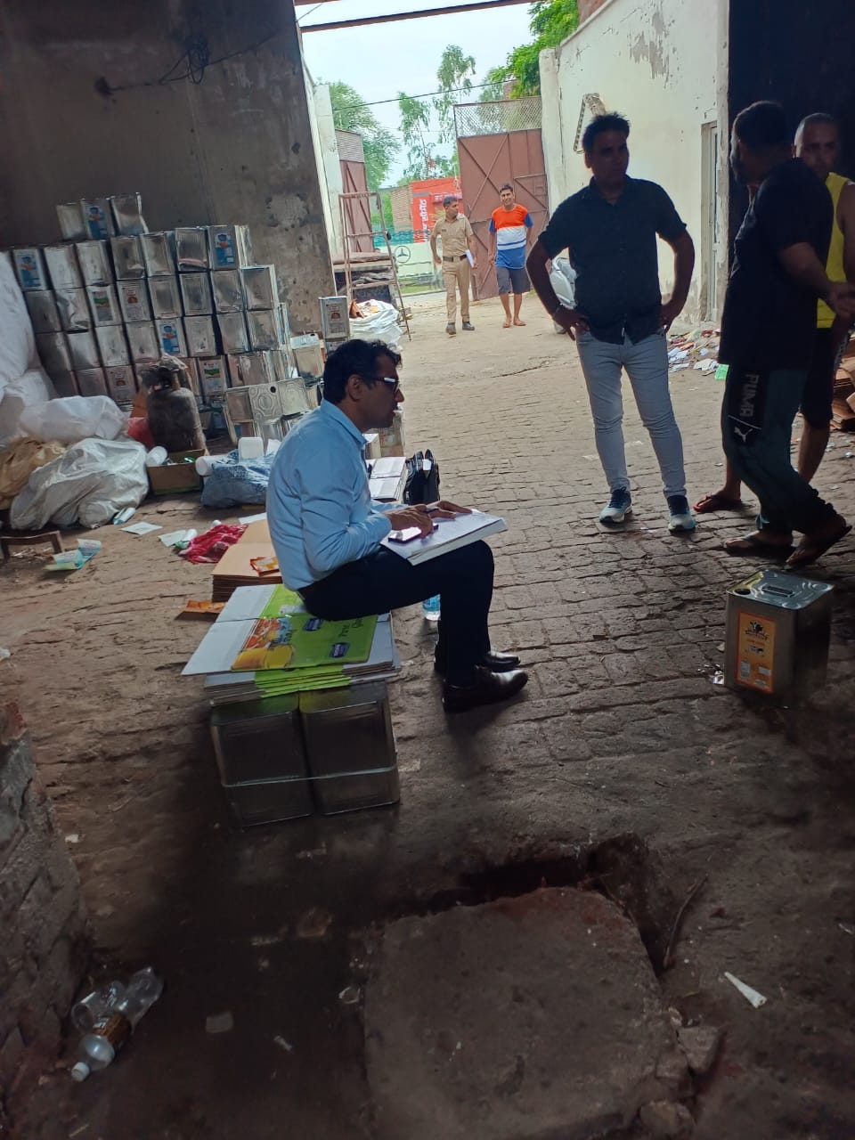 कार्रवाई करते हुए टीम।