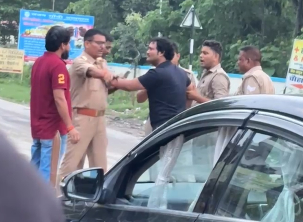 कोतवाल का कलर पकड़ने की फोटो कोतवाल का कलर पकड़ने की फोटो