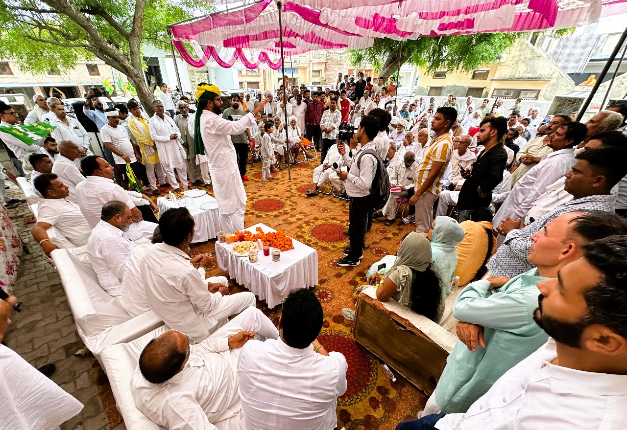 बैठक को संबोधित करते हुए दिग्विजय चौटाला।