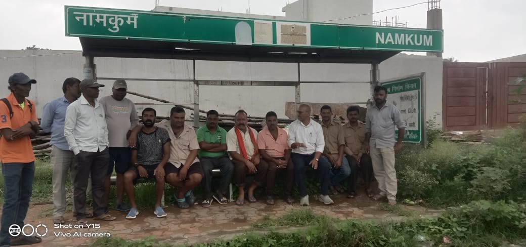 सीएनजी ऑटो चालक महासंघ के सदस्यों की फोटो