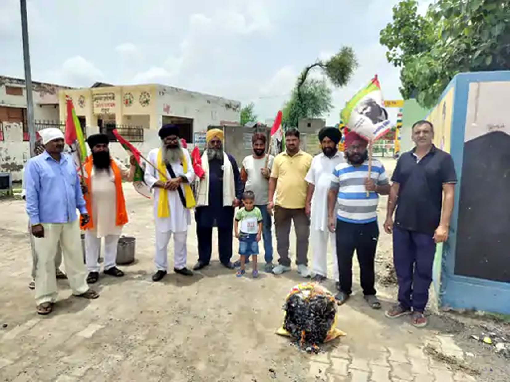 सरकार का पुतला फूंकते किसान।