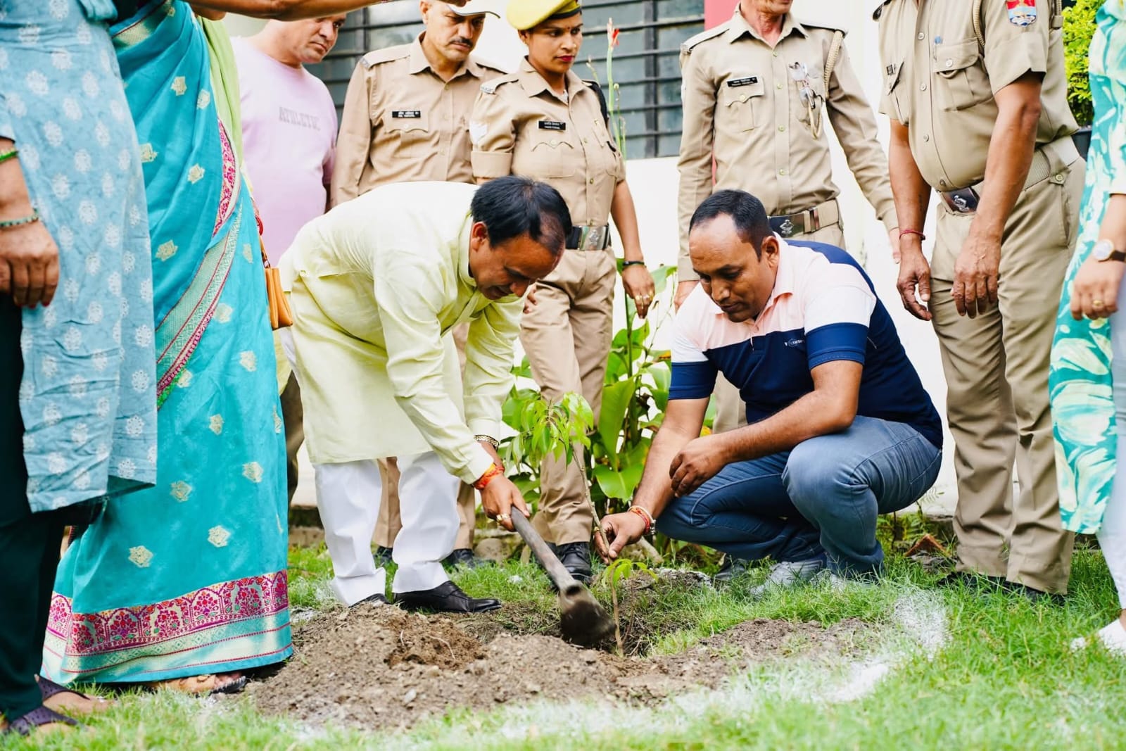 शिक्षा मंत्री धंन सिंह रावत पौध रोपण करते हुए।