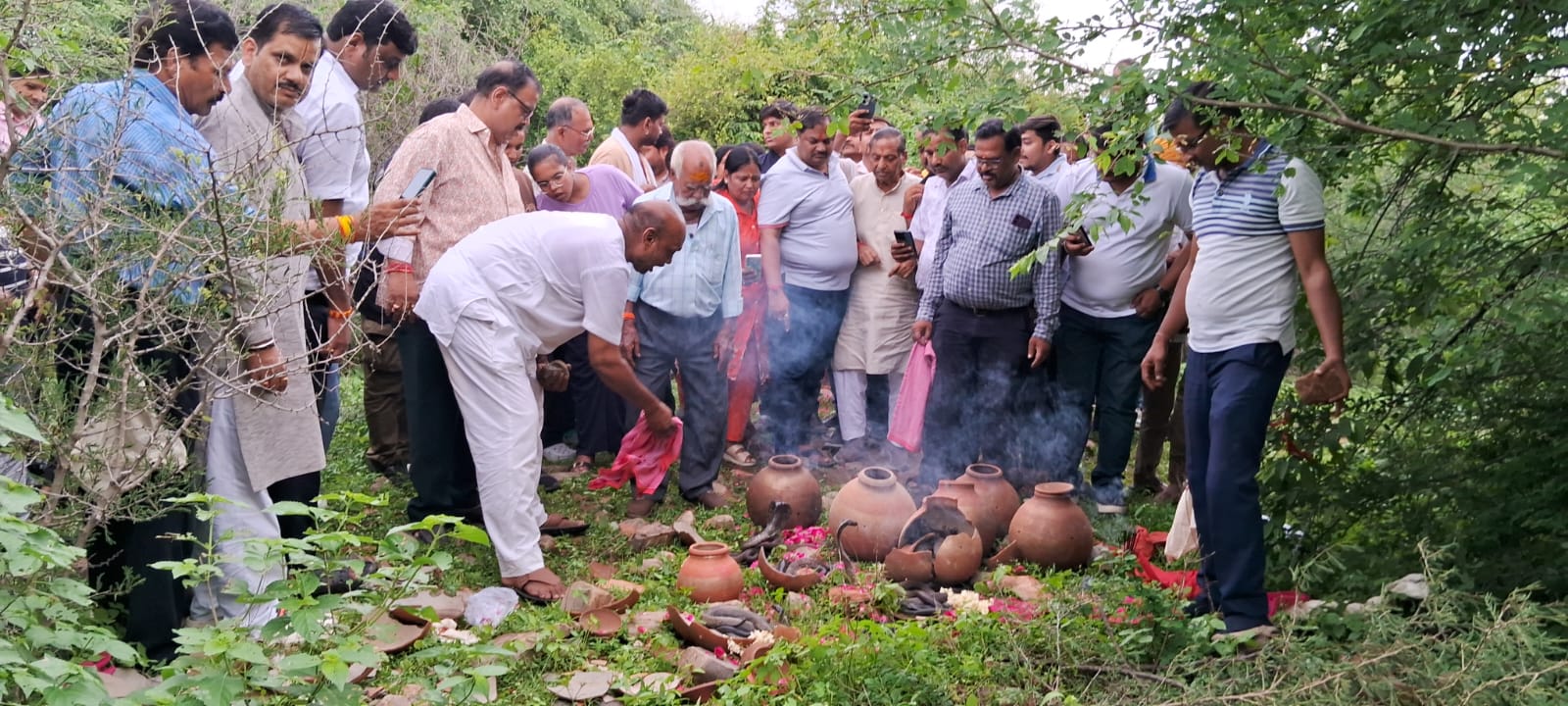 नाग पंचमी पर पूजा कर छोड़े 41 जोड़े नाग-नागिन के नाग पंचमी पर पूजा कर छोड़े 41 जोड़े नाग-नागिन के