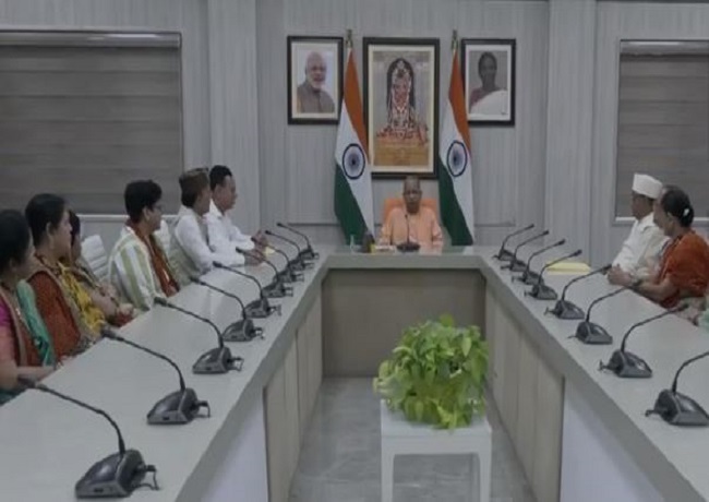 सीएम योगी से पर्वतीय महापरिषद प्रतिनिधिमंडल मुलाकात करते हुए सीएम योगी से पर्वतीय महापरिषद प्रतिनिधिमंडल मुलाकात करते हुए
