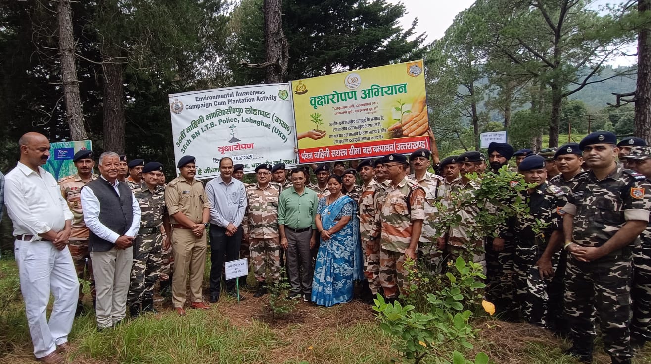 हरला पर्व के अवसर पर पौधारोपण करते हरला पर्व के अवसर पर पौधारोपण करते
