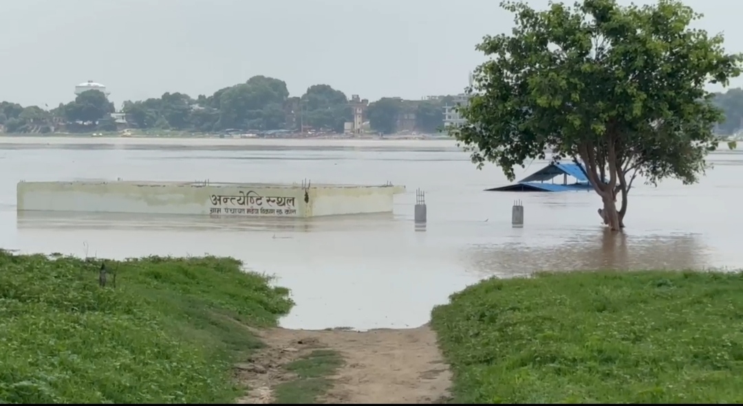तेजी से बढ़ रहा गंगा नदी का जलस्तर। तेजी से बढ़ रहा गंगा नदी का जलस्तर।