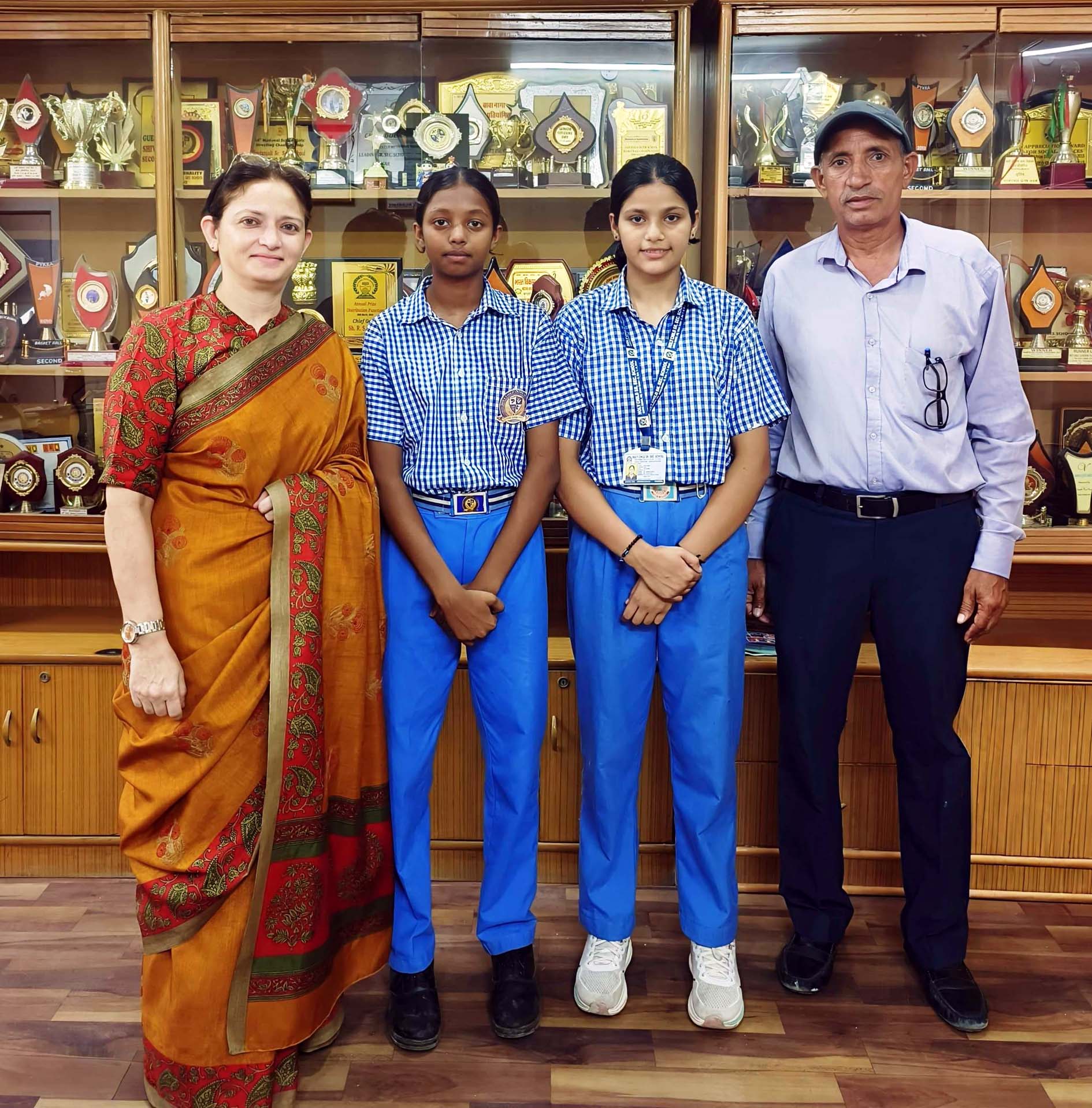 चयनित छात्राऐं प्रधानाचार्या अनीता पन्नू दलाल और खेल प्रशिक्षक रामनिवास श्योकंद के साथ। चयनित छात्राऐं प्रधानाचार्या अनीता पन्नू दलाल और खेल प्रशिक्षक रामनिवास श्योकंद के साथ।
