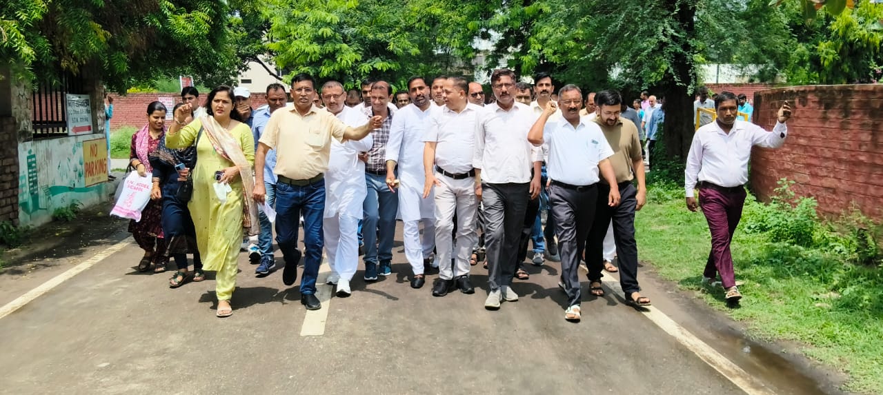 मांगों को लेकर प्रदर्शन करते हुए निजी स्कूल संचालक। मांगों को लेकर प्रदर्शन करते हुए निजी स्कूल संचालक।