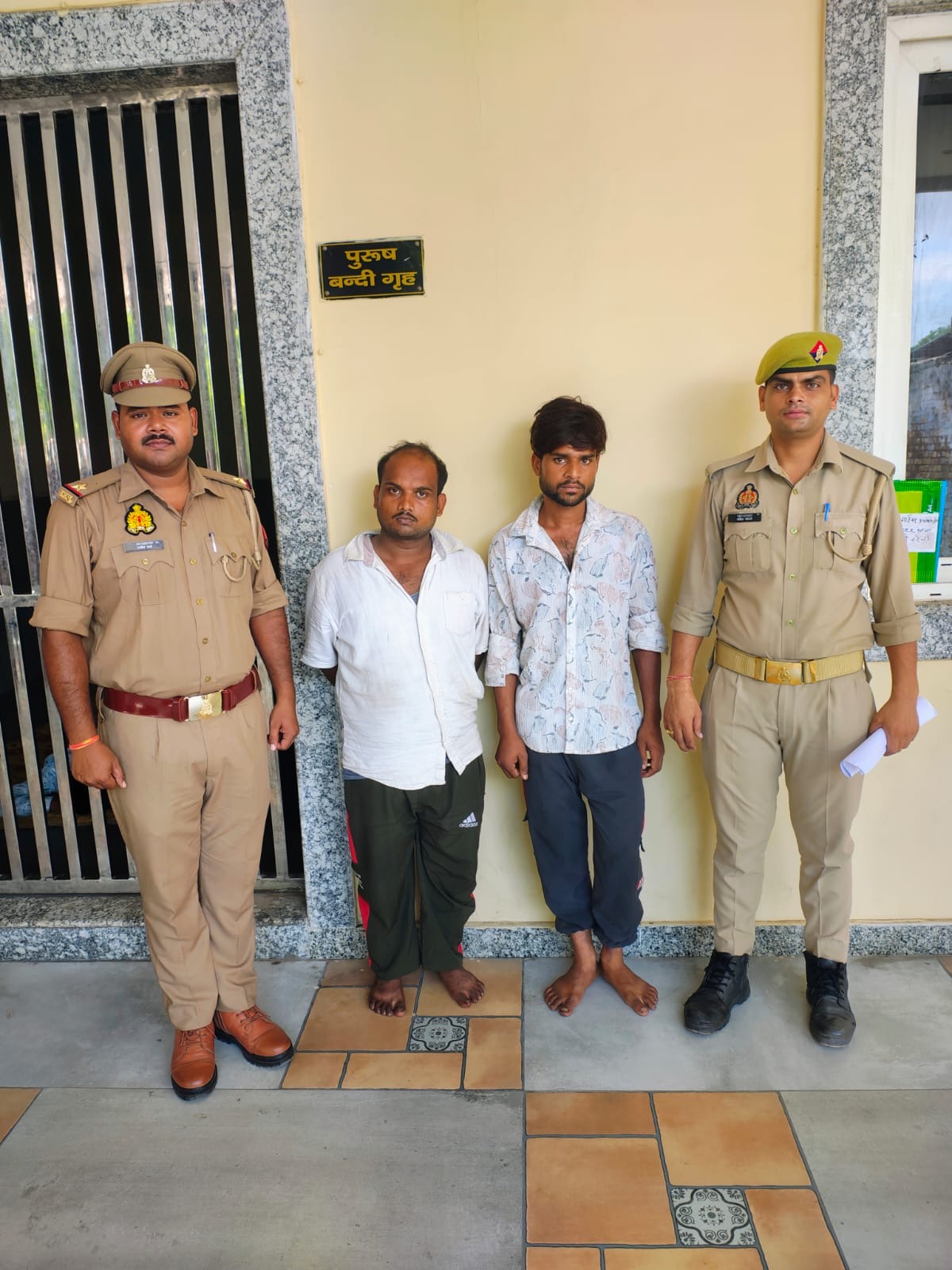 पुलिस की गिरफ़्त में स्मैक तस्कर पुलिस की गिरफ़्त में स्मैक तस्कर