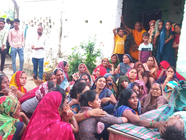 शव के पास रोते बिलखते परिजन शव के पास रोते बिलखते परिजन