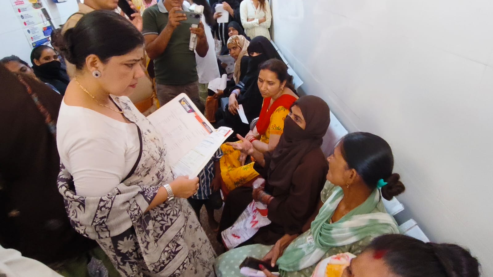 जिला अस्पताल में निरीक्षण के दौरान मरीजों से बात करतीं राज्य महिला आयोग की उपाध्यक्ष चारु चौधरी।