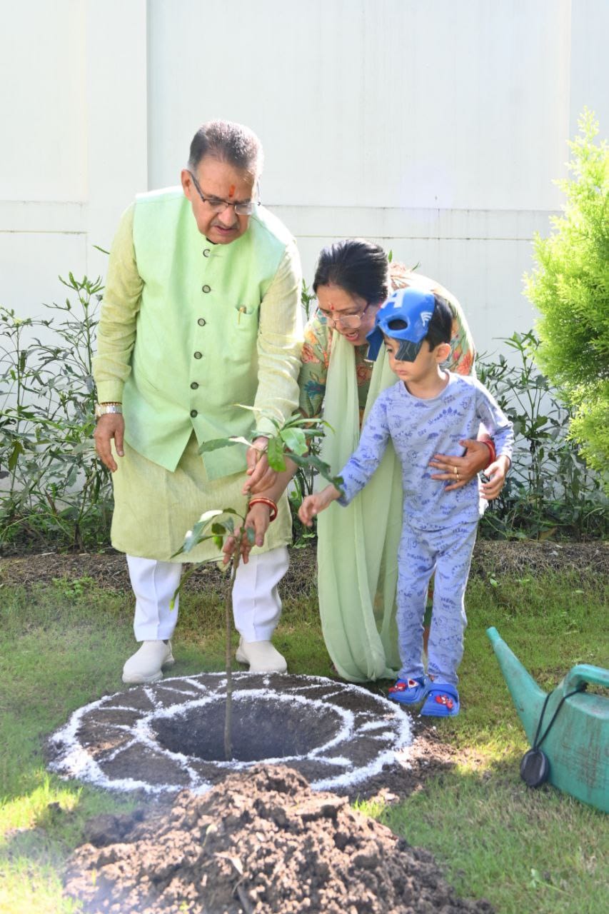 मंत्री गणेश जोशी अपने शासकीय आवास पर धर्मपत्नी के साथ फलदार वृक्ष का रोपण करते। मंत्री गणेश जोशी अपने शासकीय आवास पर धर्मपत्नी के साथ फलदार वृक्ष का रोपण करते।