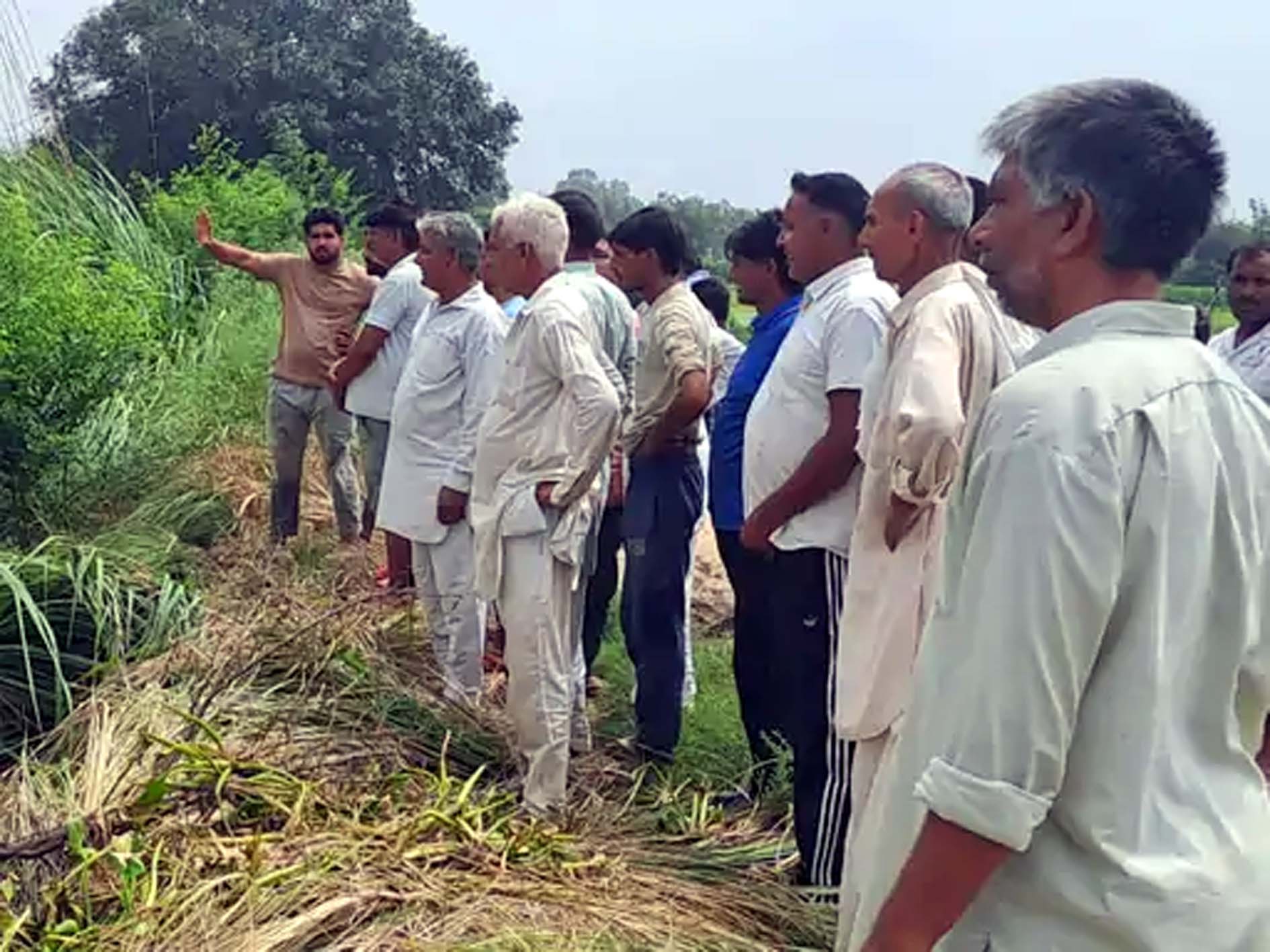 ड्रेन टूटने के बाद मौके पर मौजूद ग्रामीण। ड्रेन टूटने के बाद मौके पर मौजूद ग्रामीण।