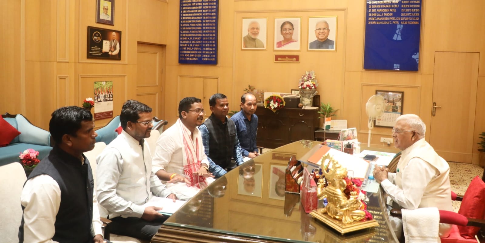 राज्यपाल से चर्चा करता प्रतिनिधि मंडल राज्यपाल से चर्चा करता प्रतिनिधि मंडल
