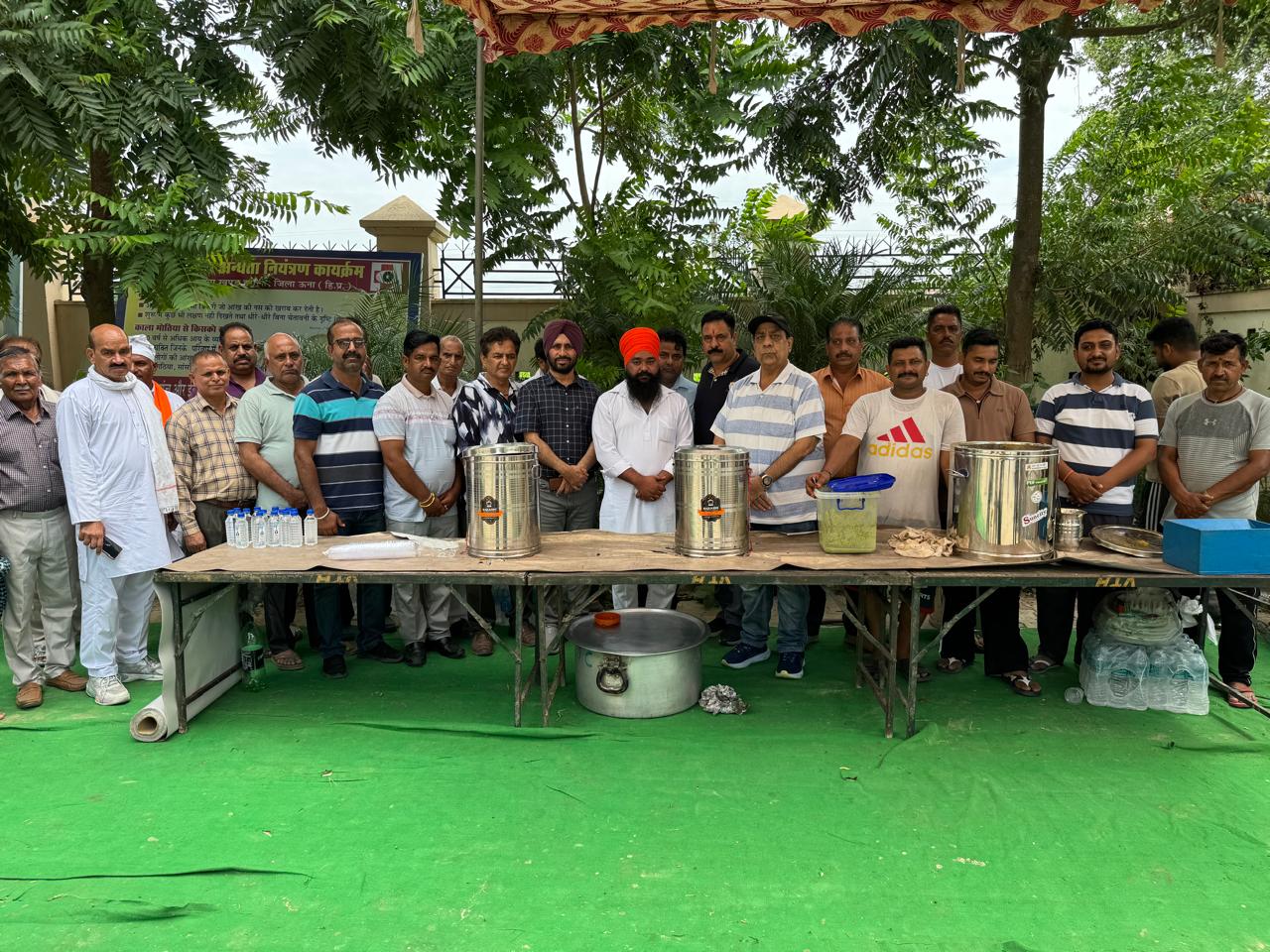 लंगर सेवा करते हुए।