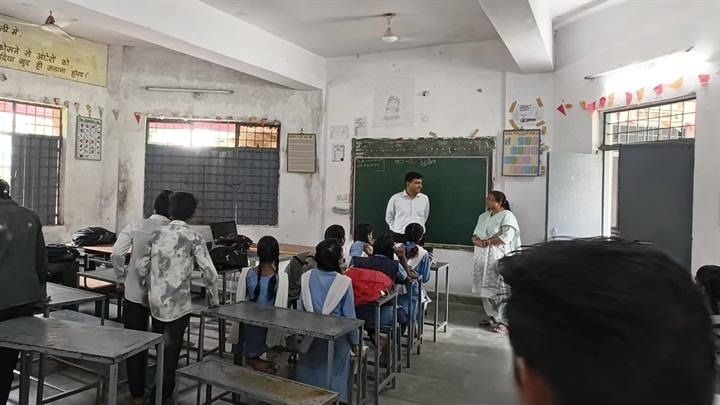 कलेक्टर ने शासकीय हाईस्कूल का किया आकस्मिक निरीक्षण
