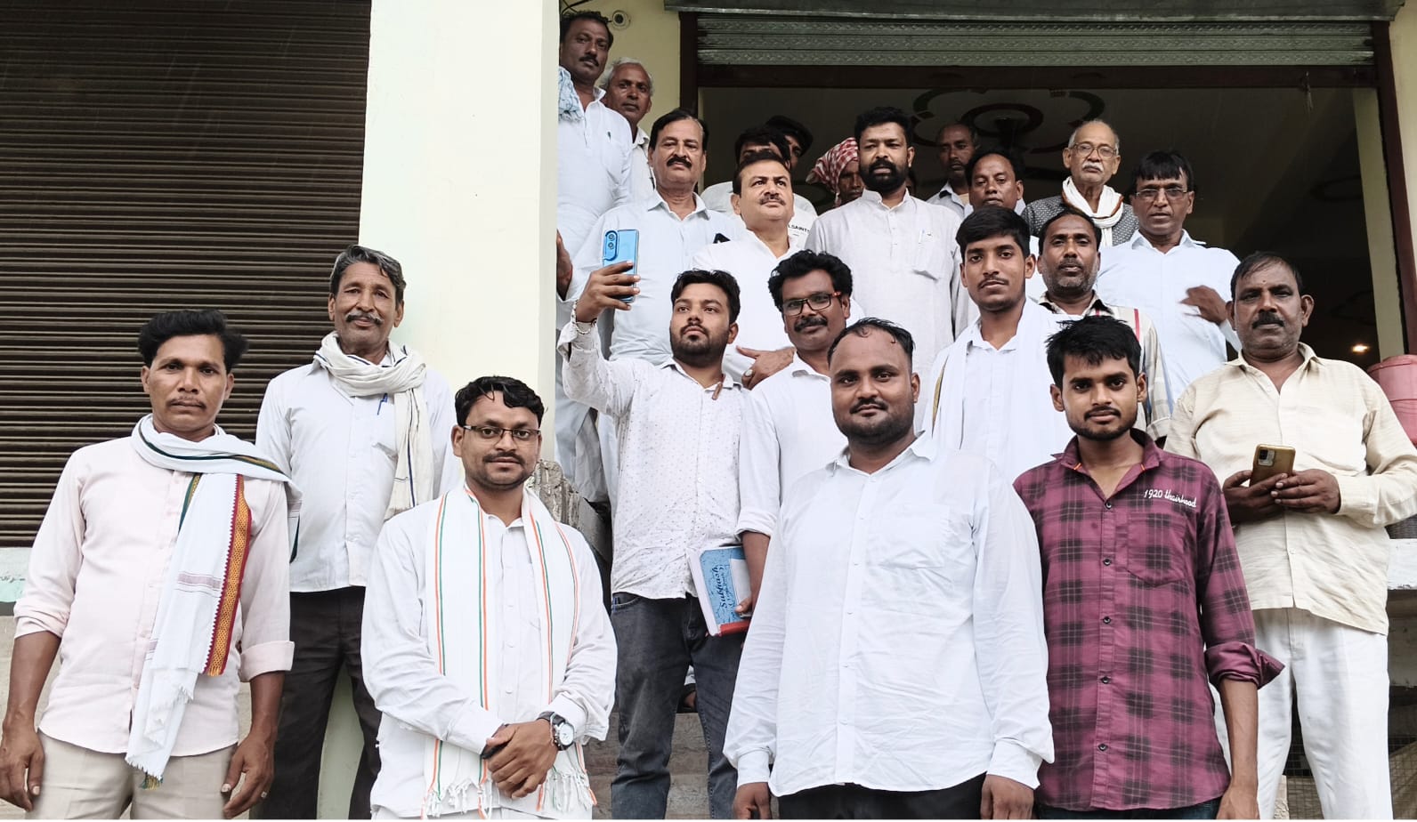 प्रयागराज के गंगापार क्षेत्र में हुई कांग्रेस पार्टी के कार्यकर्ताओं का छाया चित्र प्रयागराज के गंगापार क्षेत्र में हुई कांग्रेस पार्टी के कार्यकर्ताओं का छाया चित्र
