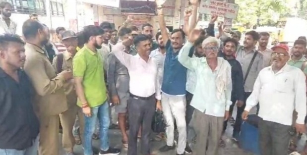 विरोध जताते परिवहन कर्मचारी विरोध जताते परिवहन कर्मचारी