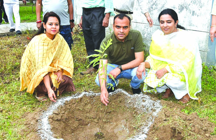पौधारोपण करते हुए