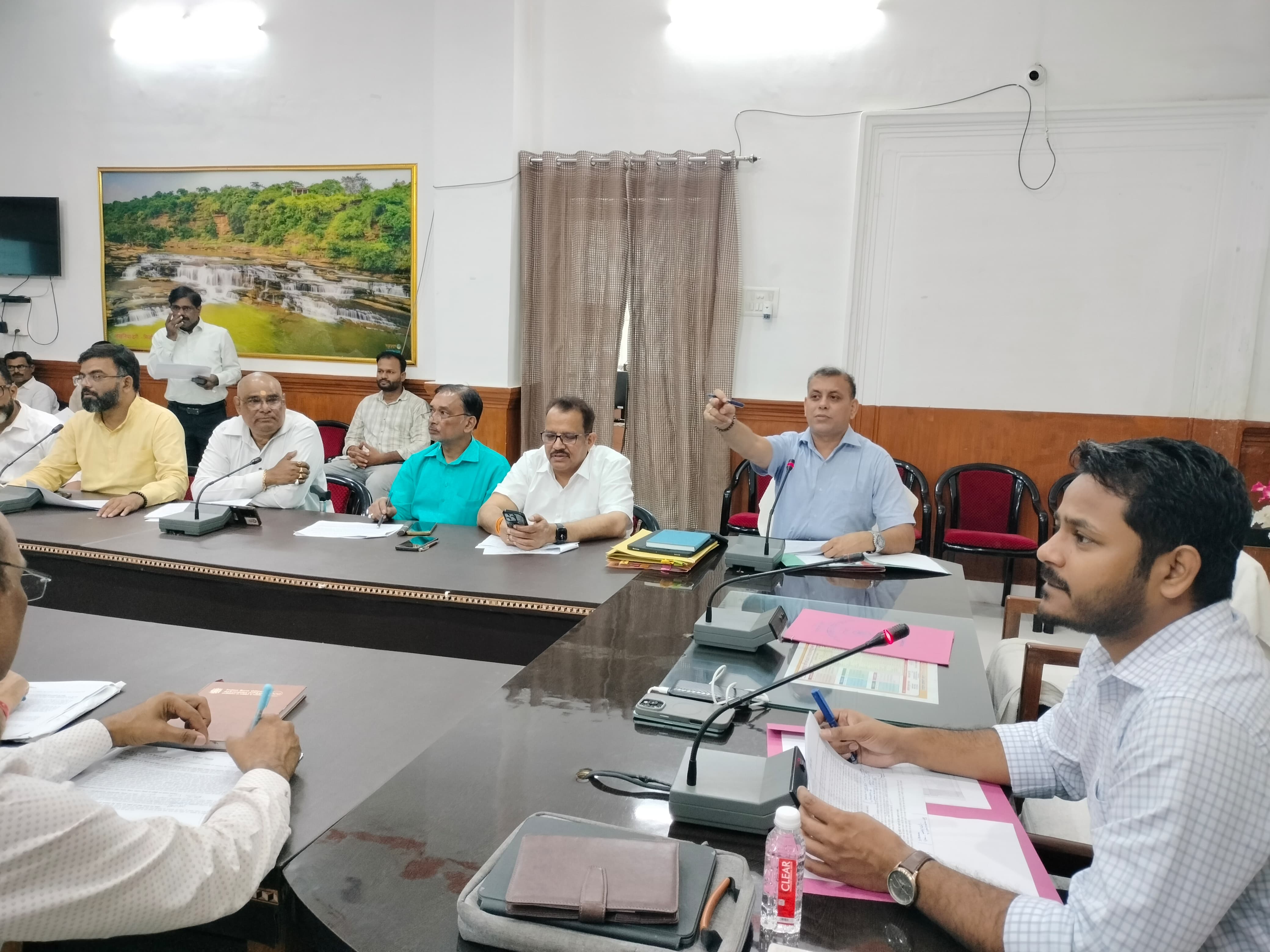 कलेक्ट्रेट सभागार में मुख्य विकास अधिकारी विशाल कुमार की अध्यक्षता में जिला स्तरीय उद्योग बंधु की बैठक।
