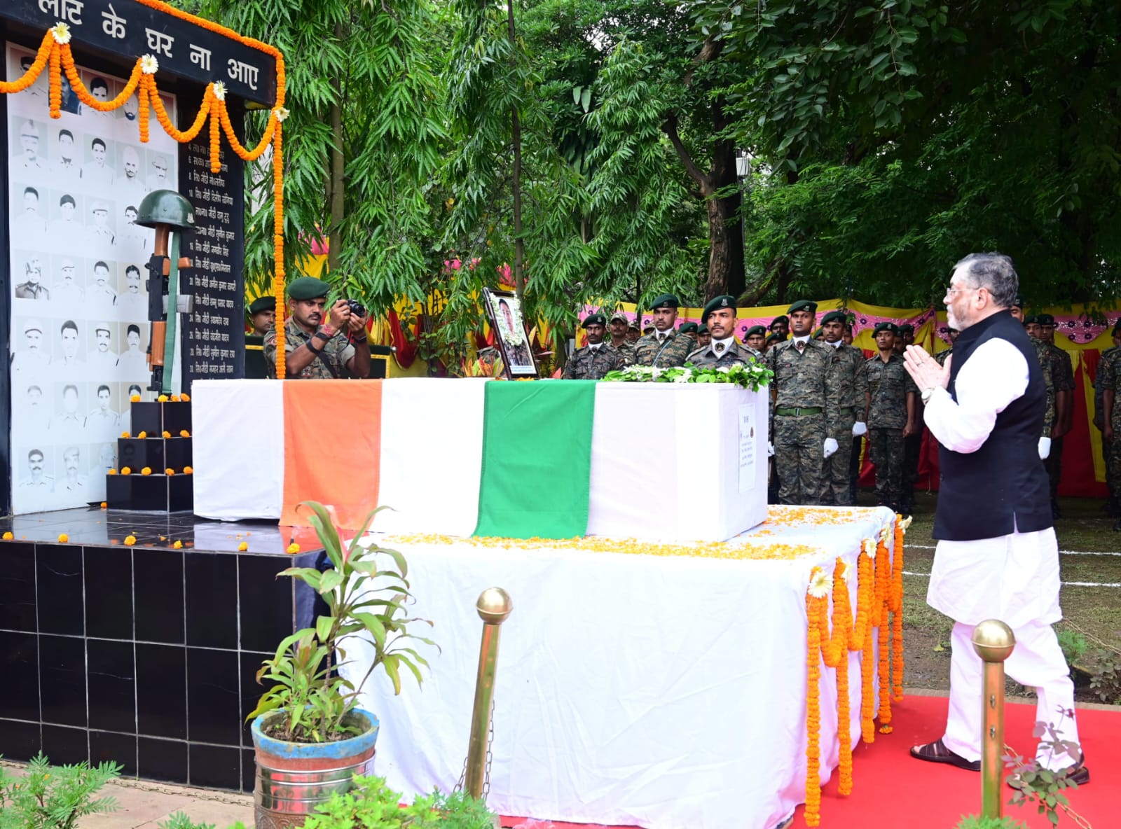 राज्यपाल, मुख्य सचिव, गृह सचिव और डीजीपी सहित अन्य राज्यपाल, मुख्य सचिव, गृह सचिव और डीजीपी सहित अन्य
