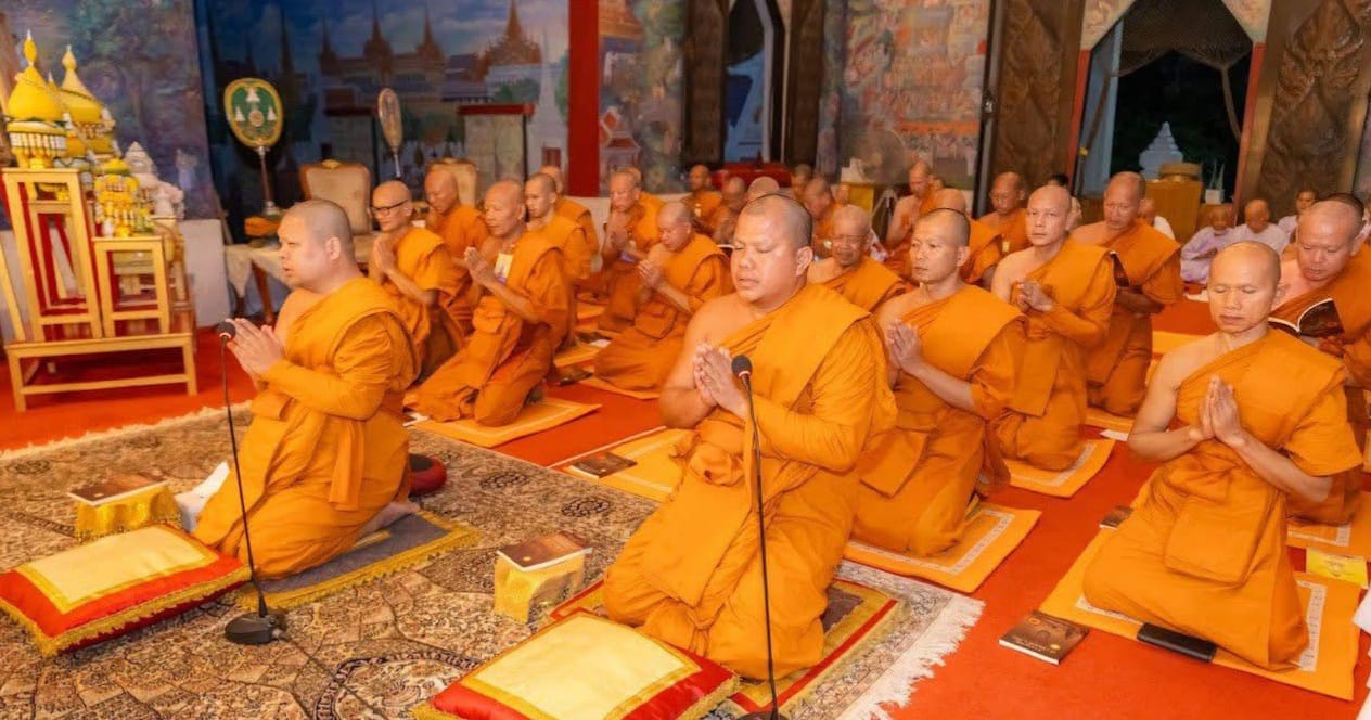 कुशीनगर के थाई वाट बौद्ध विहार में बर्षा वास के लिए आए थाईलैंड के बौद्ध अनुयाई कुशीनगर के थाई वाट बौद्ध विहार में बर्षा वास के लिए आए थाईलैंड के बौद्ध अनुयाई