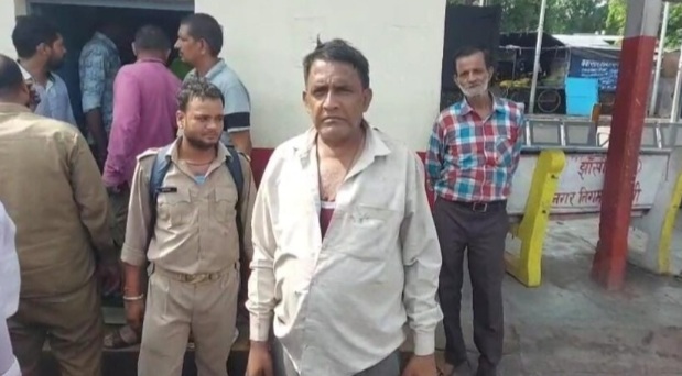 आपबीती सुनाता पीड़ित आपबीती सुनाता पीड़ित