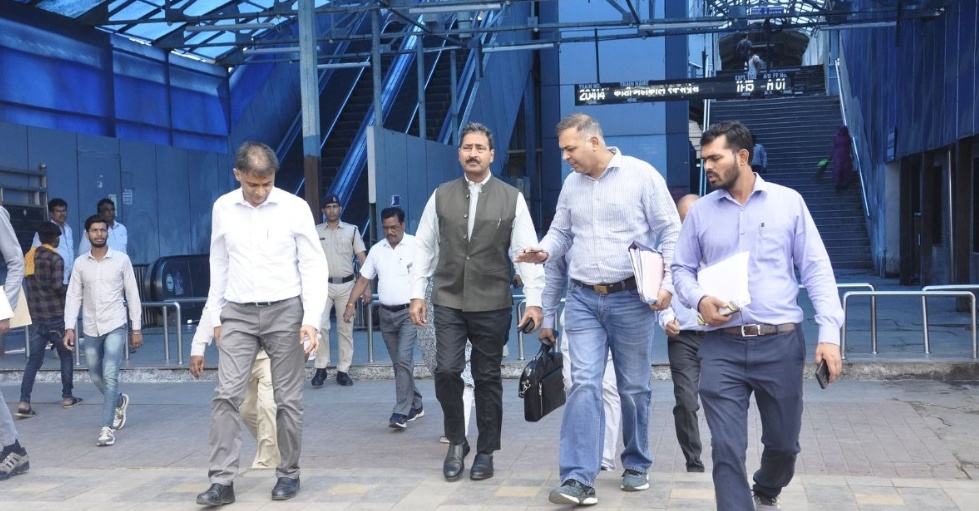 रेलवे जीएम के दौरे पर डीआरएम को अचानक आए चक्कर, अवंती अस्पताल ले गए रेलवे जीएम के दौरे पर डीआरएम को अचानक आए चक्कर, अवंती अस्पताल ले गए