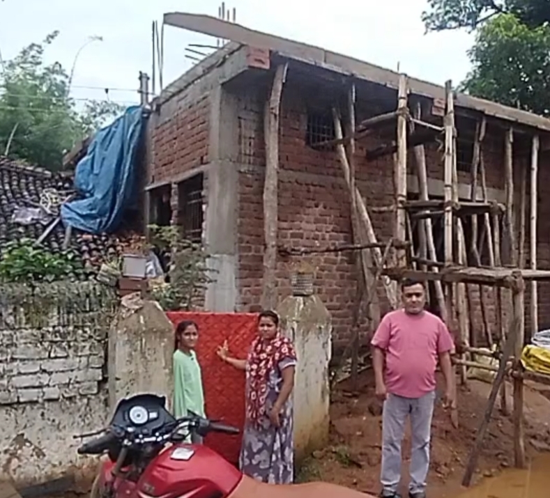 पुराने जर्जर मकान के बाजू में बन रहे नए मकान के सामने परिवार के सदस्यों के साथ खड़ी हुई राधिका पारख। पुराने जर्जर मकान के बाजू में बन रहे नए मकान के सामने परिवार के सदस्यों के साथ खड़ी हुई राधिका पारख।