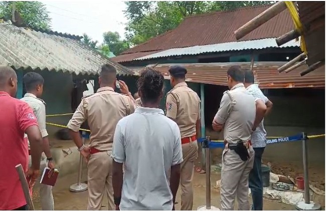 घटनास्थल पर पहुंची पुलिस घटनास्थल पर पहुंची पुलिस