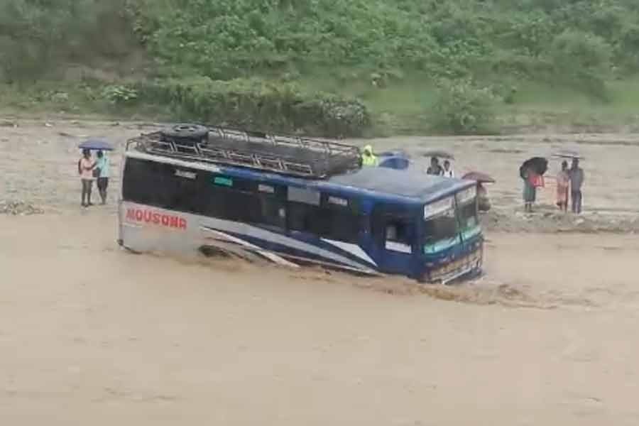 मदारीहाट में अचानक आई बाढ़ में फंसी बस, सभी यात्री सुरक्षित मदारीहाट में अचानक आई बाढ़ में फंसी बस, सभी यात्री सुरक्षित