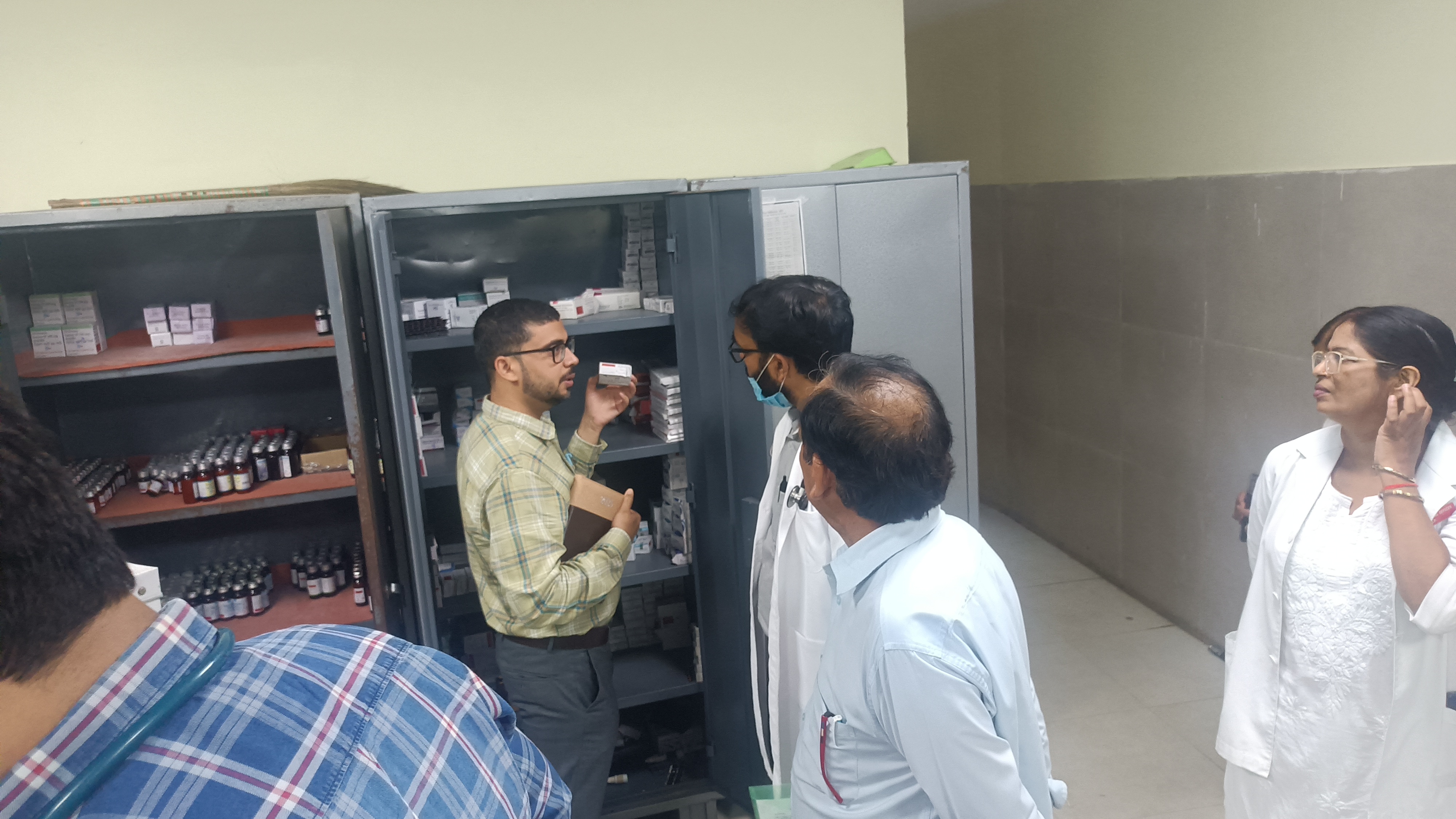 जिला चिकित्सालय में दवाओं की उपलब्धता देखते क्षेत्रीय निदेशक भारत सरकार