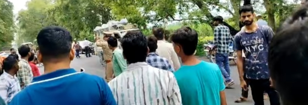 जाम लगा रहे ग्रामीण