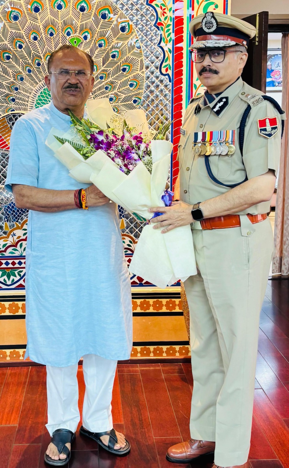 विधान सभा अध्यक्ष देवनानी से पुलिस महानिदेशक की मुलाकात विधान सभा अध्यक्ष देवनानी से पुलिस महानिदेशक की मुलाकात