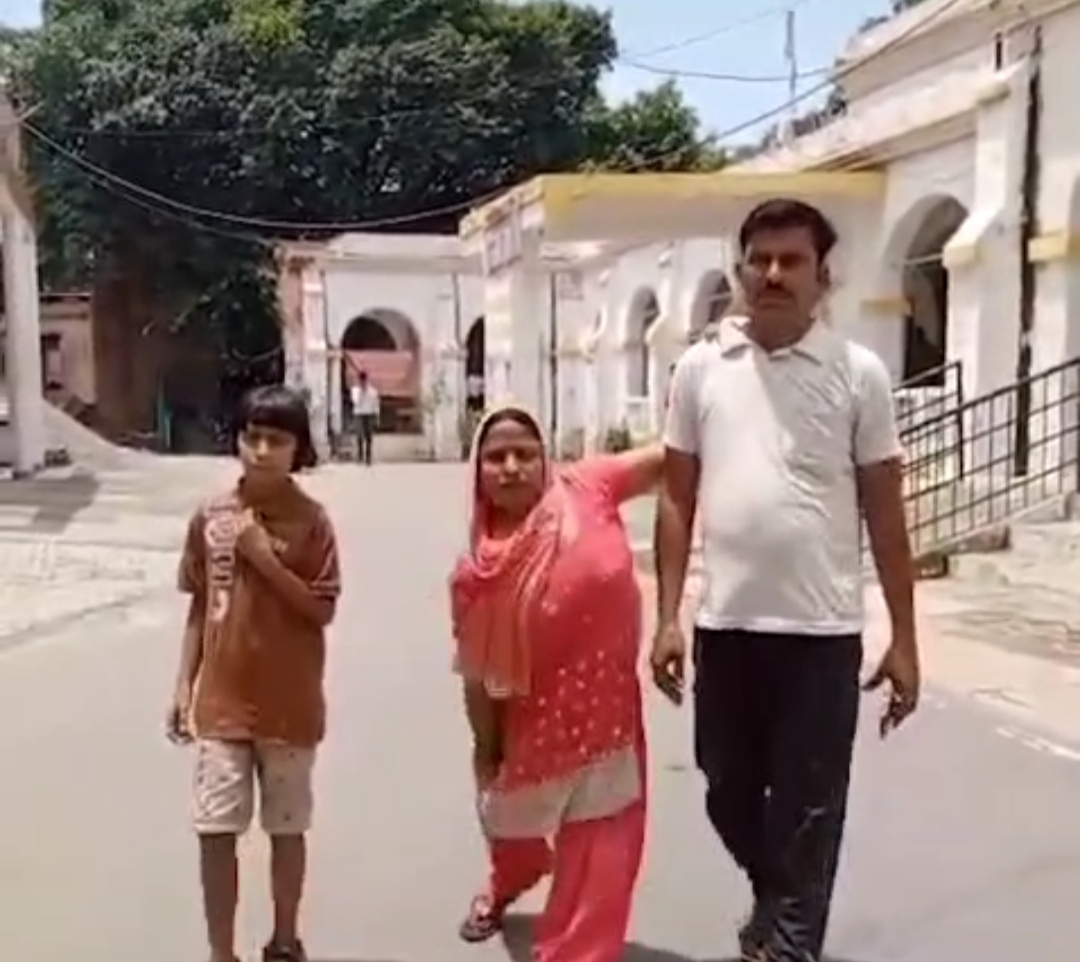 डीएम से मिलकर जाती संगीता डीएम से मिलकर जाती संगीता