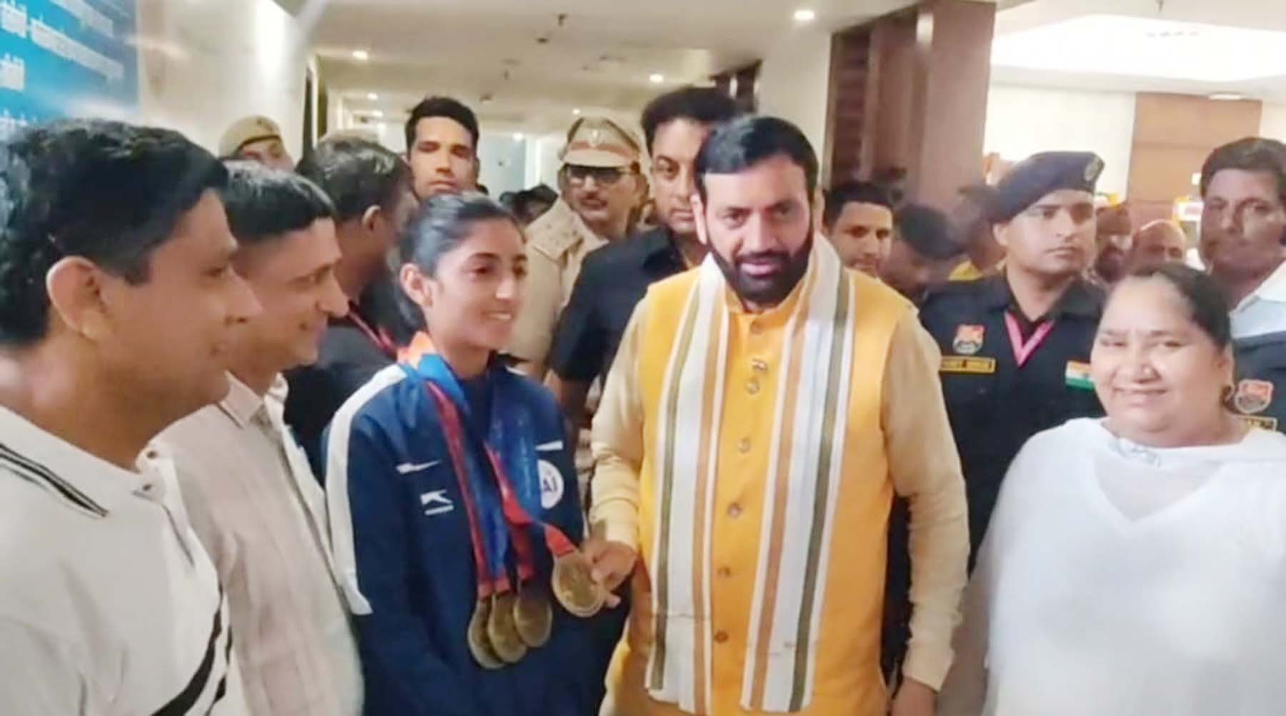 गुरुग्राम की साइक्लिंग खिलाड़ी रुचिका को शुभकामनाएं देते मुख्यमंत्री नायब सिंह सैनी गुरुग्राम की साइक्लिंग खिलाड़ी रुचिका को शुभकामनाएं देते मुख्यमंत्री नायब सिंह सैनी