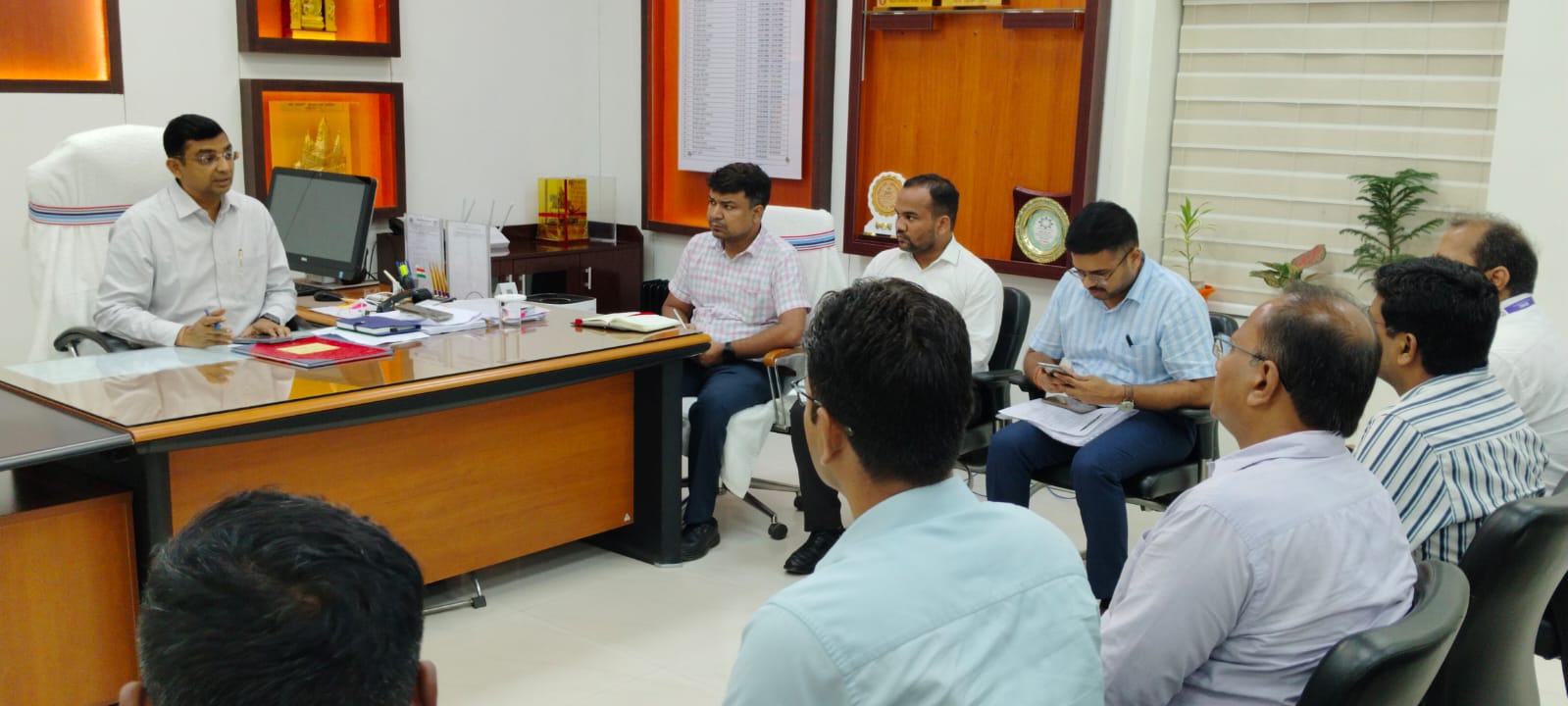 बाढ़ विभीषिका को लेकर निर्देश देते डीएम बाढ़ विभीषिका को लेकर निर्देश देते डीएम