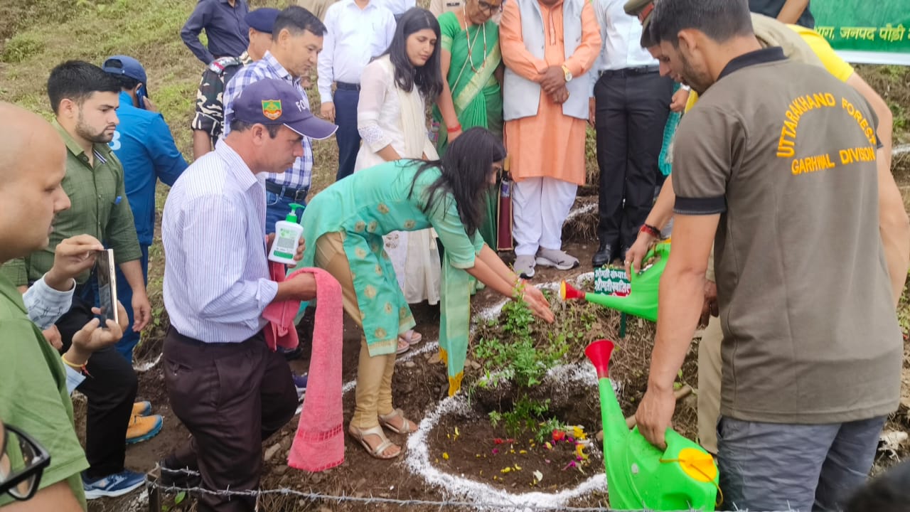 पौड़ी में हरेला पर्व में पेड़ लगाते हुए विधायक व अन्य अधिकारी