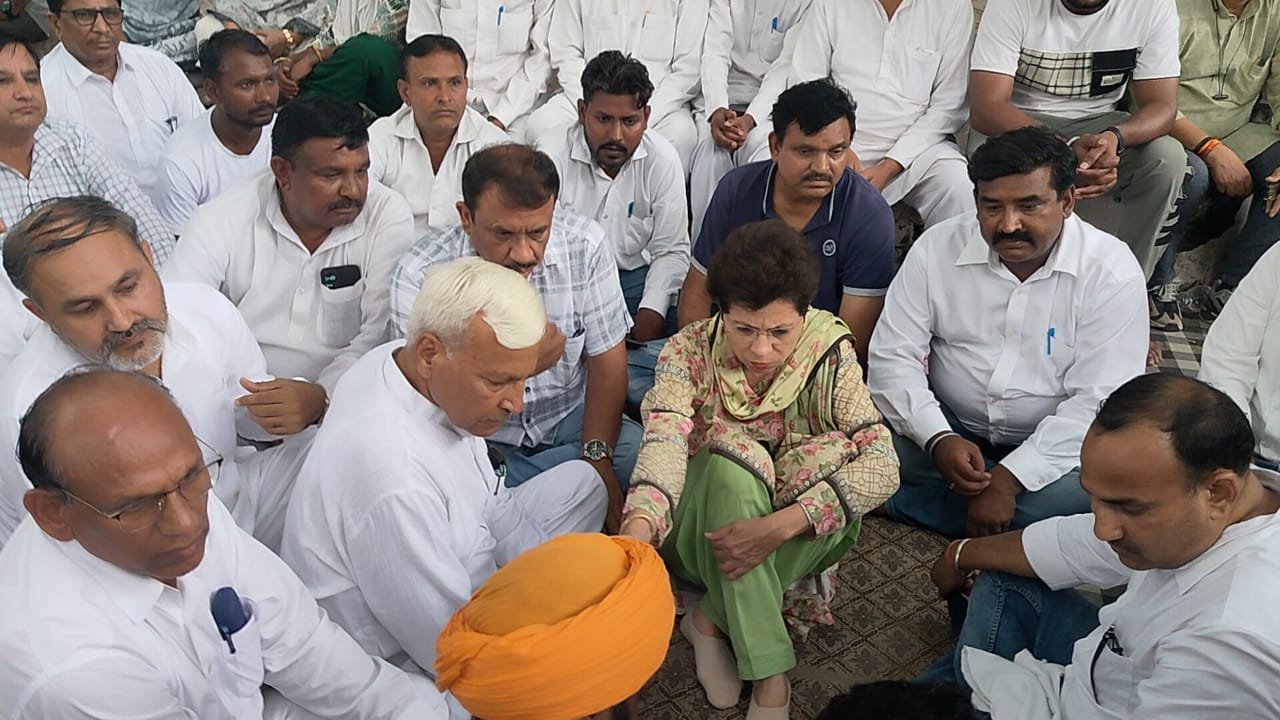 धरनास्थल पर पहुंची सांसद कुमारी सैलजा।